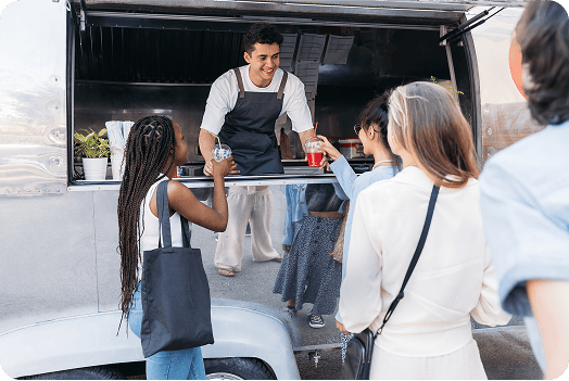 clientes-comprando-comida-en-food-truck-en-california