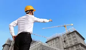 contractor in front of building with contractors insurance